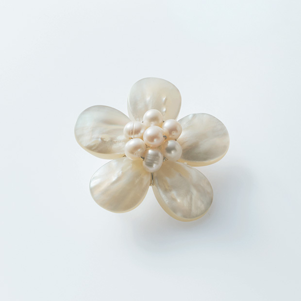 シェルとパールの花のブローチ