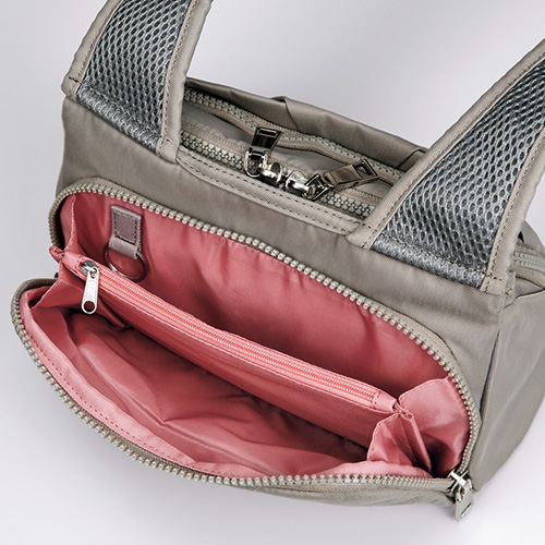 身体に寄り添うミニショルダー／広々開口タイプ