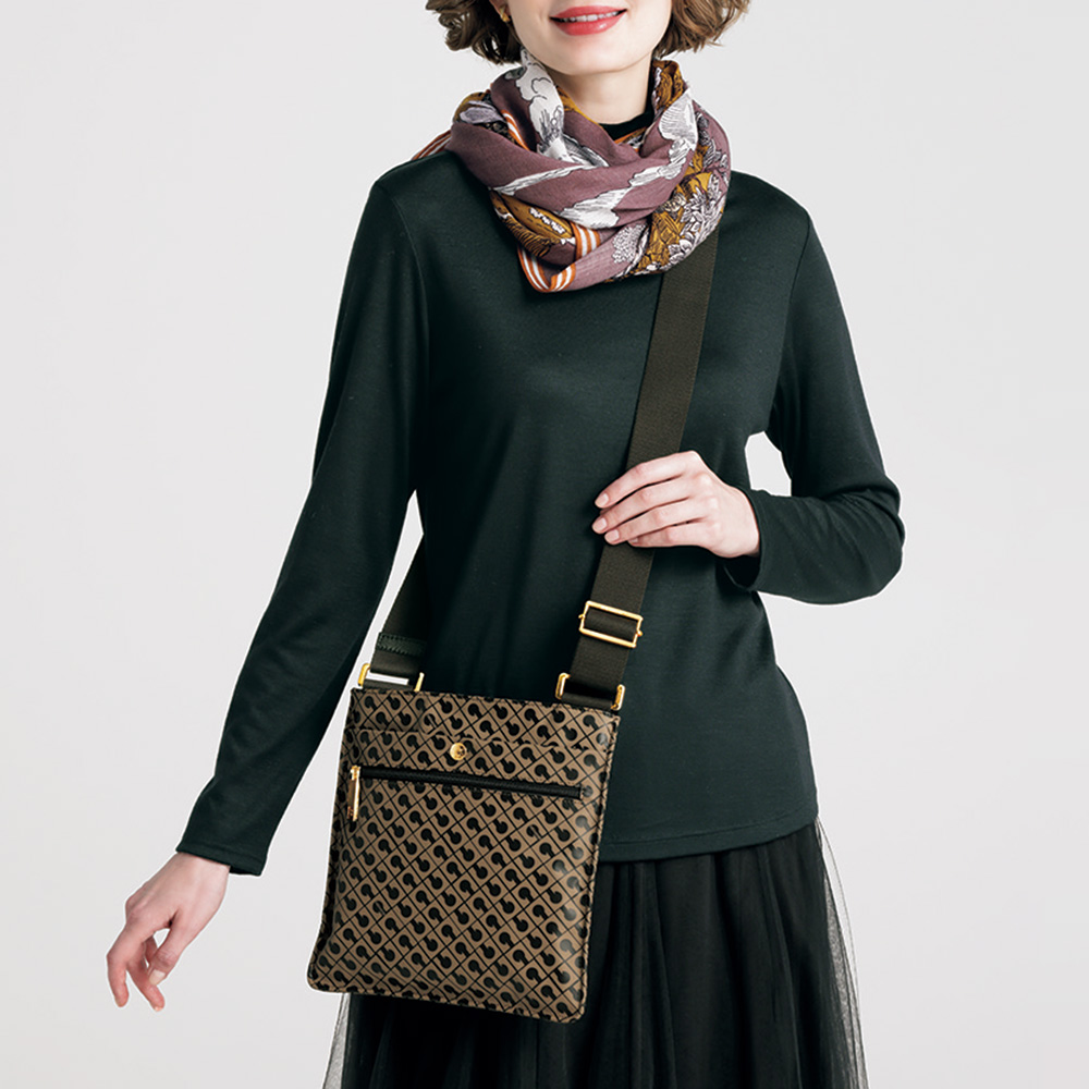 メリノウールボトルネックゆったりプルオーバー