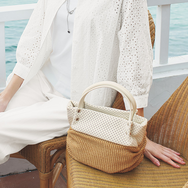 パンチングレザー使いハンドバッグ