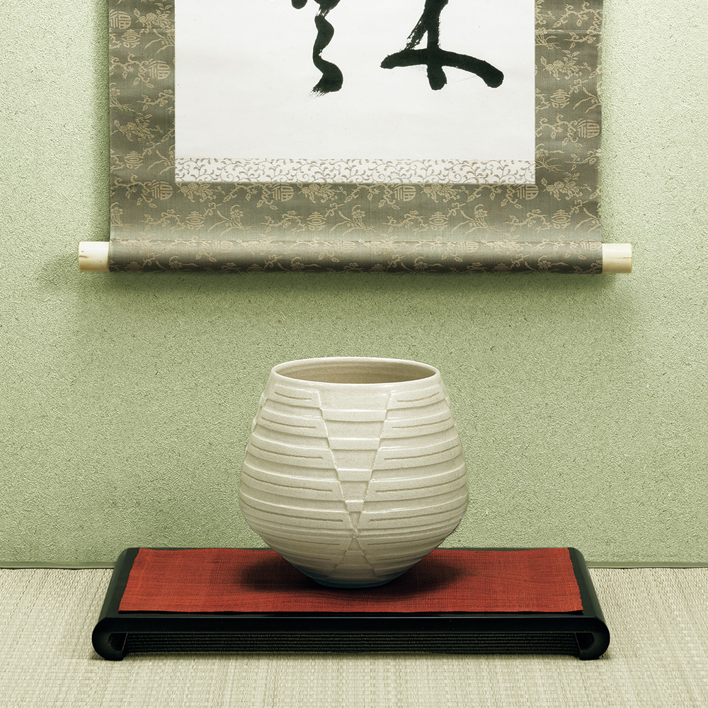 苗代川白彫文壺