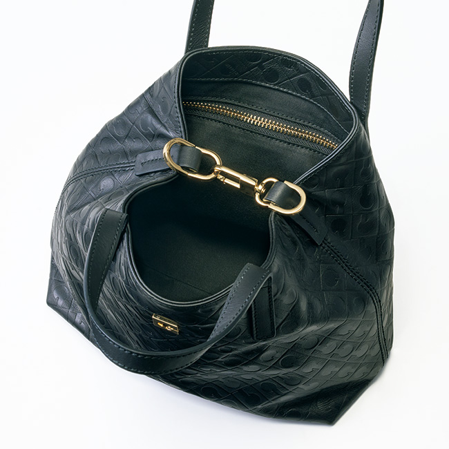 型押しレザーショルダーバッグ