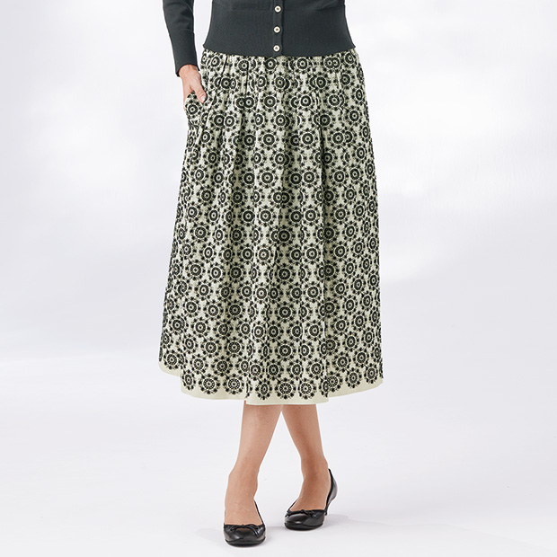 フラワーリース刺しゅうのスカート