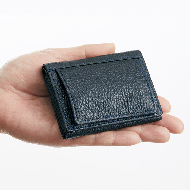手のひらサイズの三つ折りスマート財布