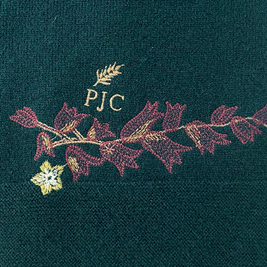 刺しゅう入りハイネックニットプルオーバー