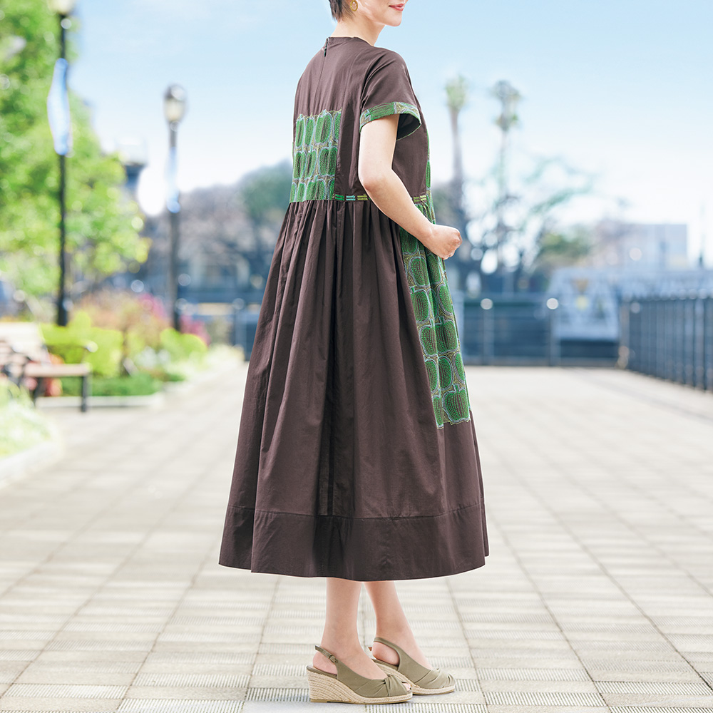 アップル刺しゅうのワンピース