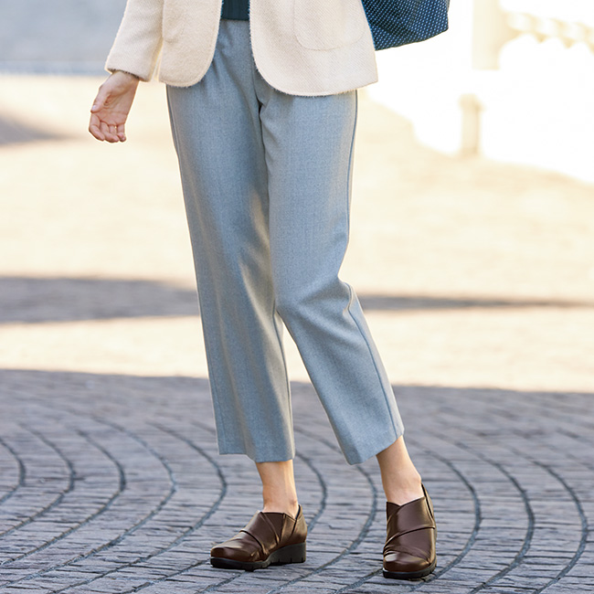 4E・柔らかレザーのスリップオンシューズ