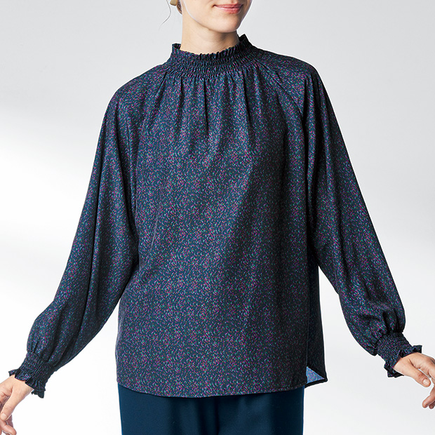 小花柄シャーリング使いブラウス