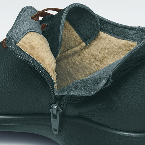 軽量ソールのエコレザースニーカー／内ボア付