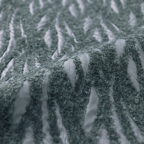 起毛刺しゅうコート