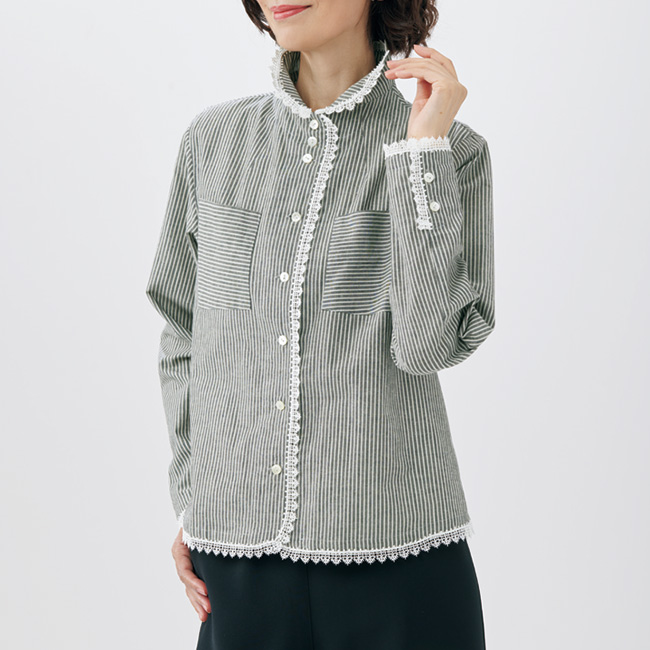 レーストリミングのブラウス