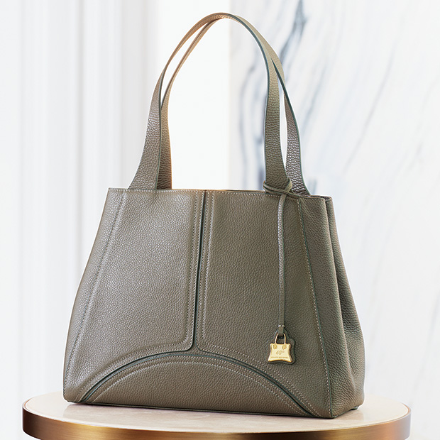 レザーショルダーバッグ