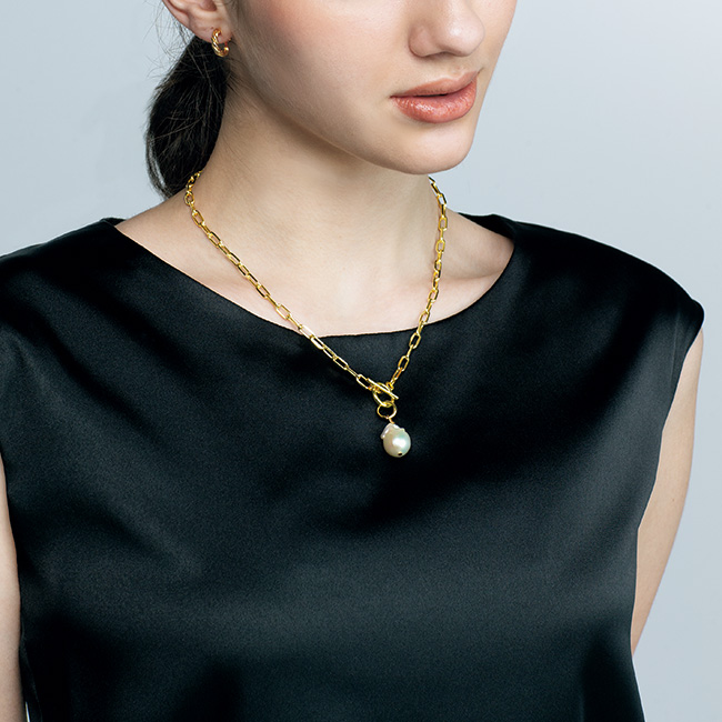 バロックパールとゴールドカラーチェーンのデザインネックレス