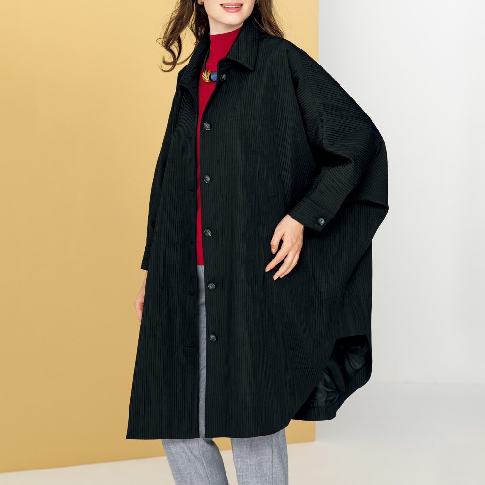 ゆったりスタイルのプリーツコート