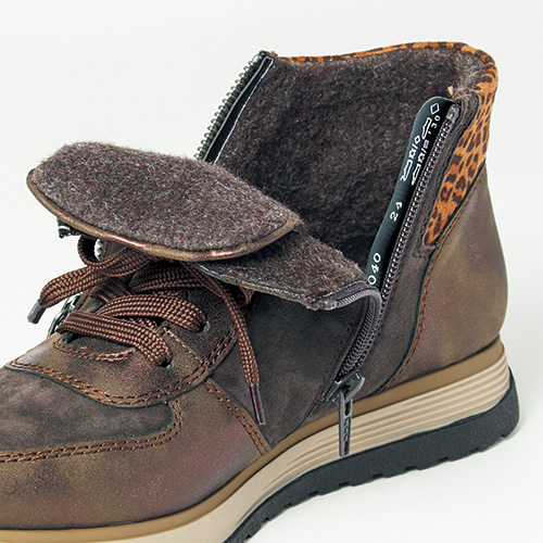 ダブルファスナー使いハイカットシューズ