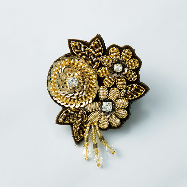 花のビーズ刺繍ブローチ