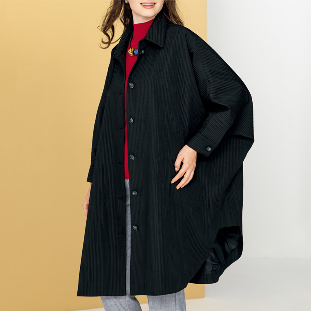 ゆったりスタイルのプリーツコート