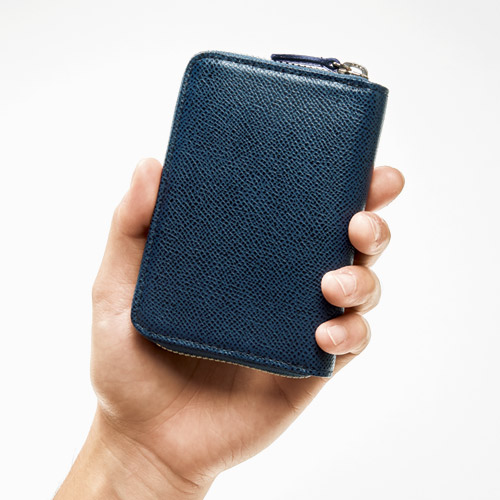 お札とカードが出し入れしやすいコンパクト財布
