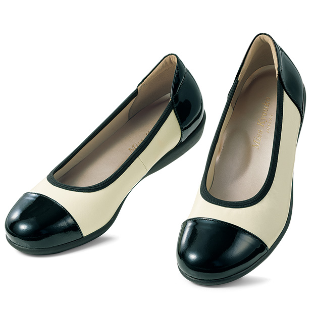 エナメルコンビの撥水フラットシューズ