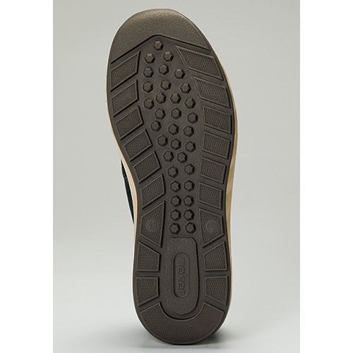 足入れしやすいレザースリップオン