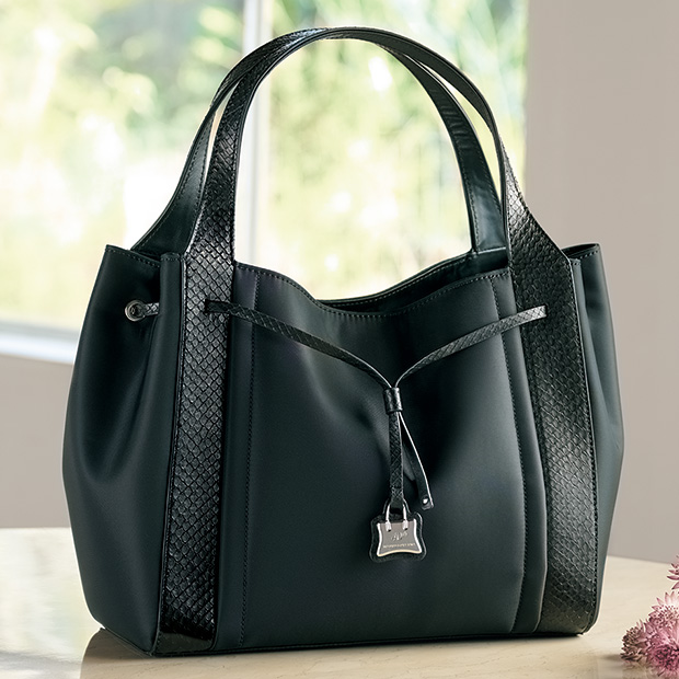 パイソンレザー使いのナイロンバッグ／当社限定モデル