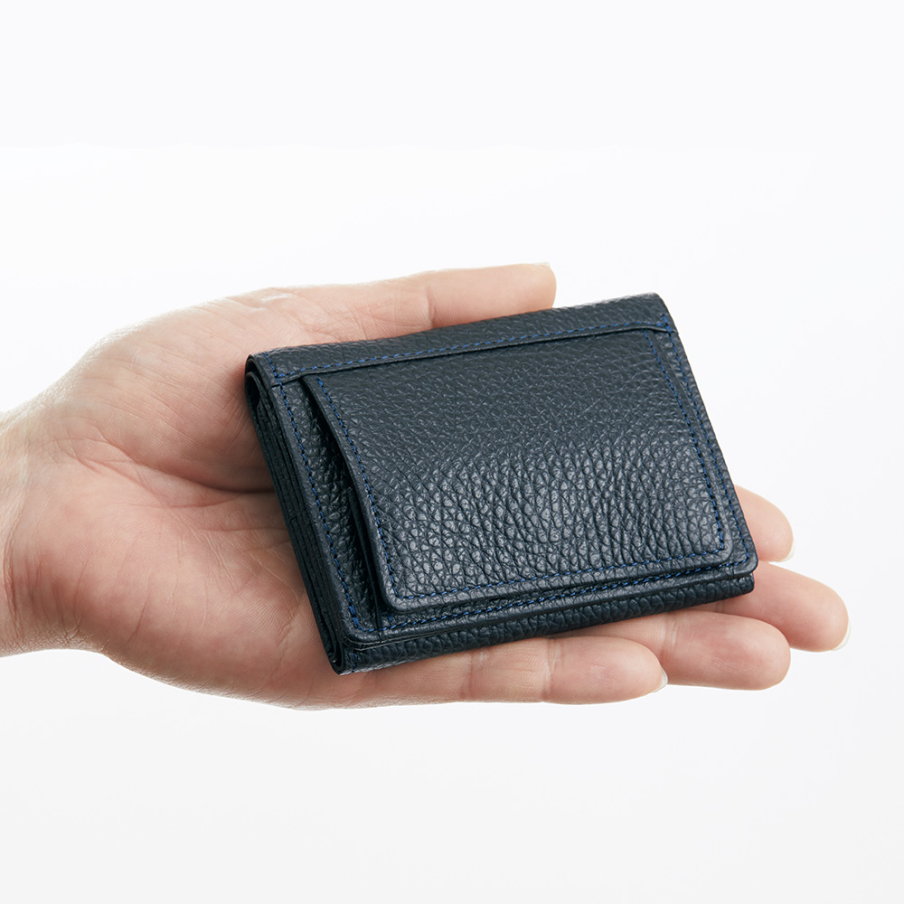 手のひらサイズの三つ折りスマート財布