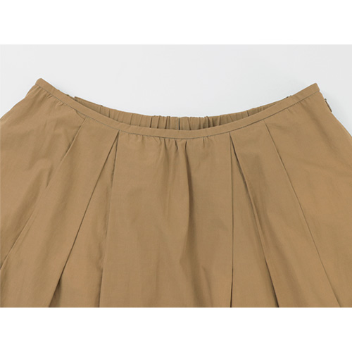 ナチュラルな風合いを楽しむタックスカート