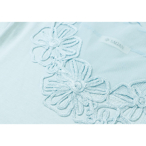 刺しゅうとチュールのコットンプルオーバー