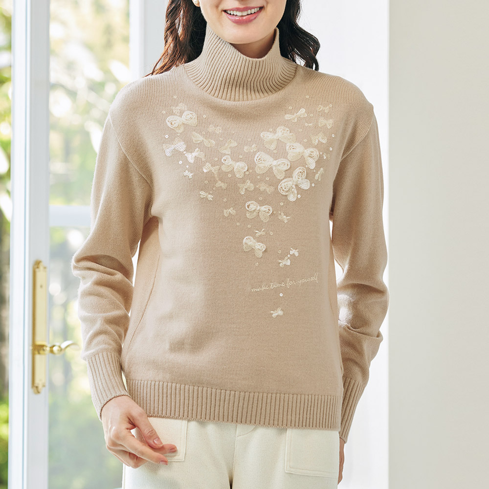 モチーフ刺しゅうハイネックプルオーバー