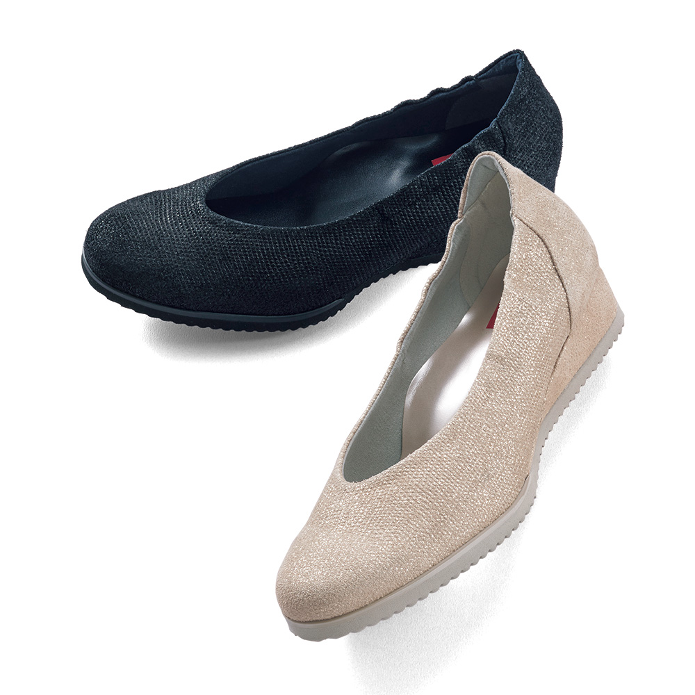 柔らかソールの4E軽量パンプス