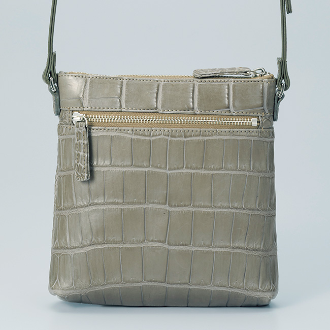 マットクロコのショルダーバッグ