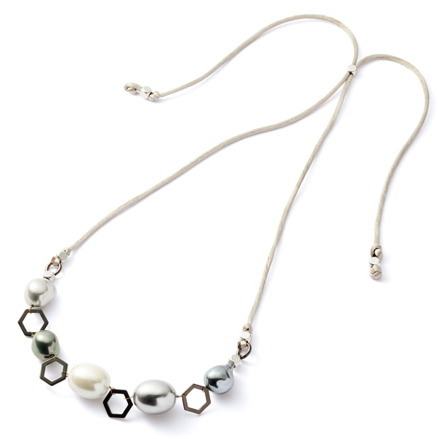 パール調ガラスパーツのコンビネックレス
