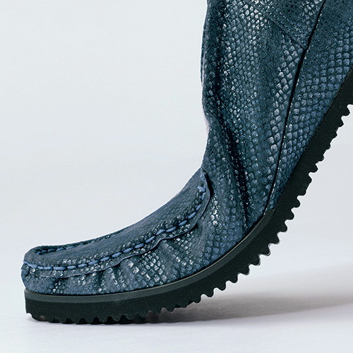 柔らかソールの4E軽量シューズ