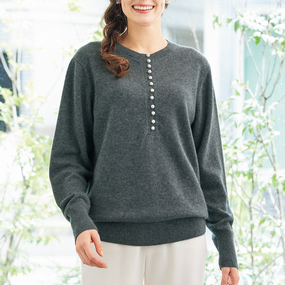 パール調ボタン使いカシミヤセーター