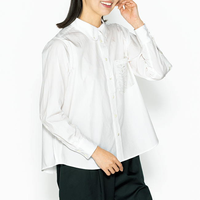ポケットにレースをあしらった白シャツ