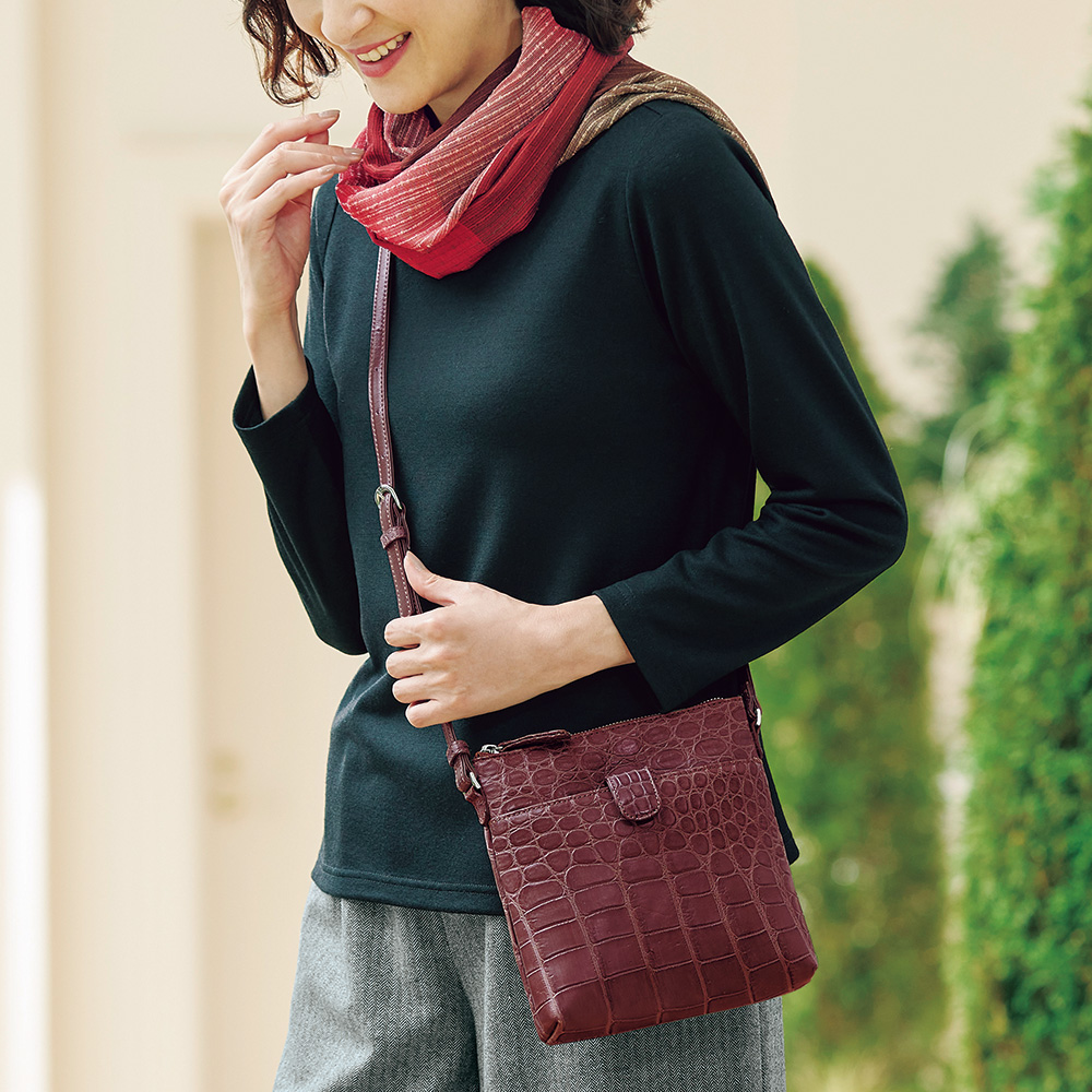 マットクロコのショルダーバッグ