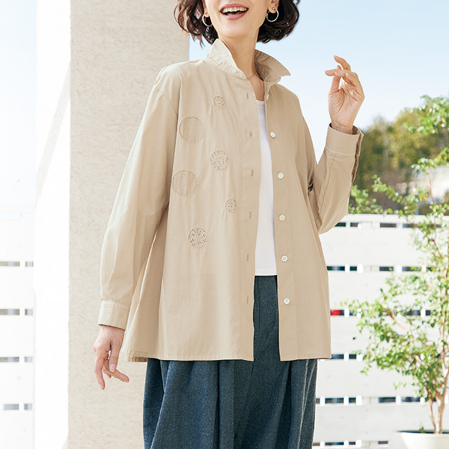 ドットモチーフ入りブラウス