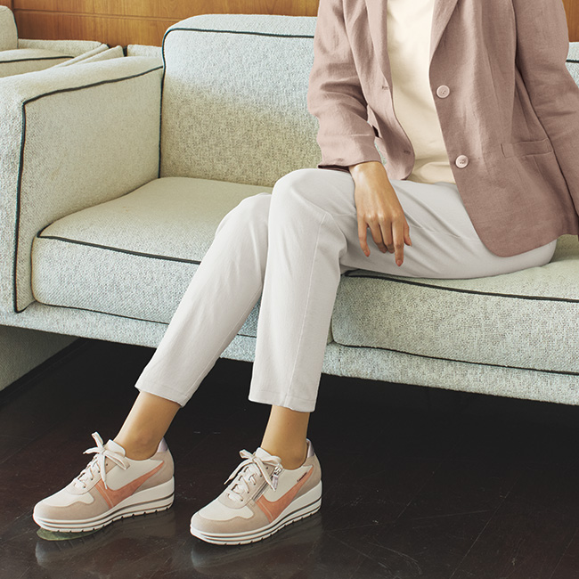 ファスナー付きスニーカー