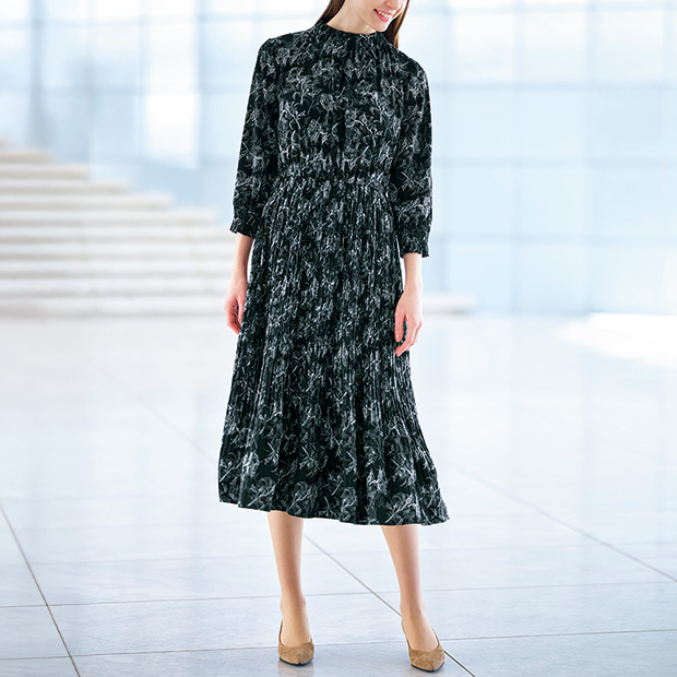 プリーツ使いプリントワンピース