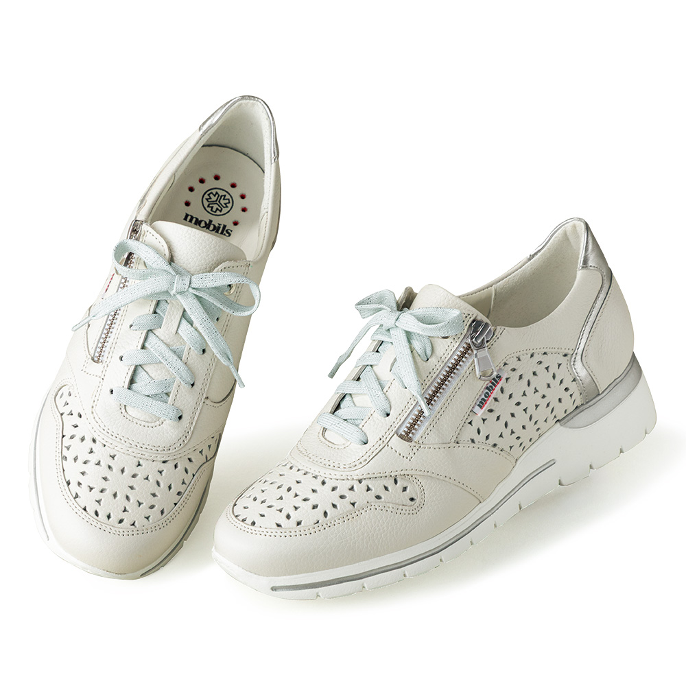 パンチングファスナー付きスニーカー