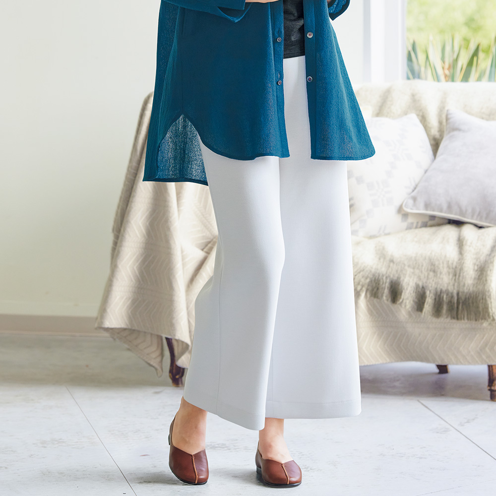 ふわふわ素材のきれいめワイドパンツ