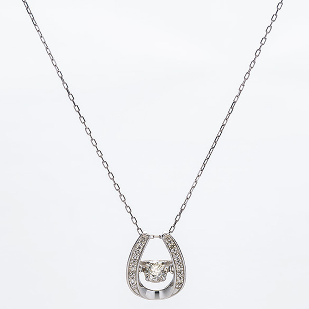 ダンシングダイヤ馬蹄ペンダント