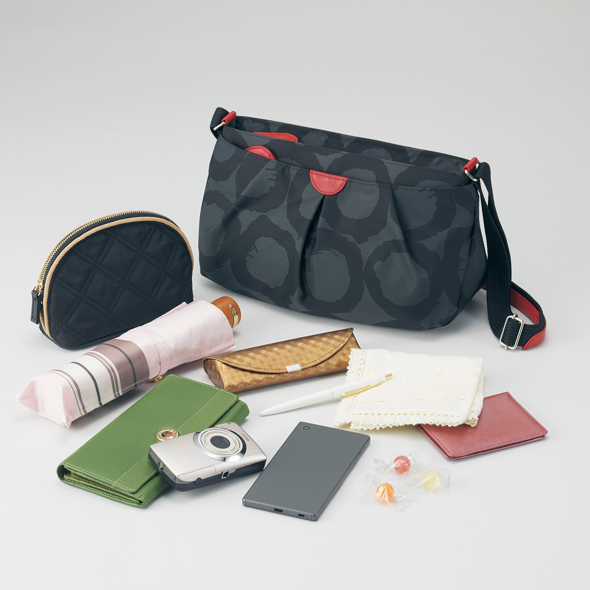 サークル柄ナイロンショルダーバッグ