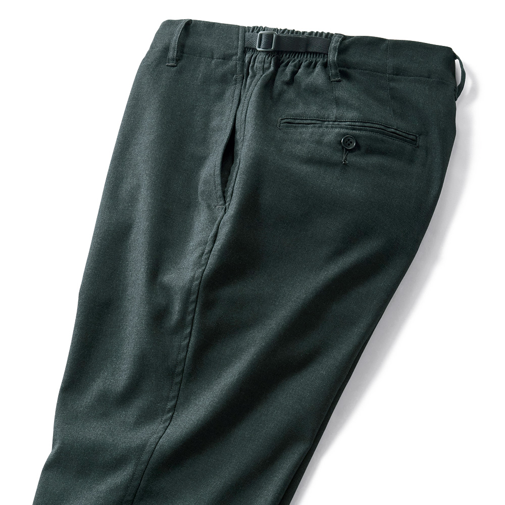 シルエットにこだわったイージーパンツ