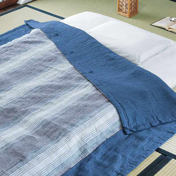 竿干しちぢみのウォッシャブル麻わた肌掛け／草木染蒟蒻糊仕上げ
