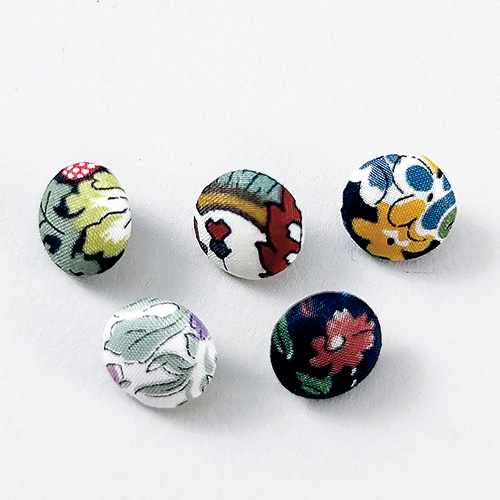 リバティプリントのカラフルボタンカーディガン