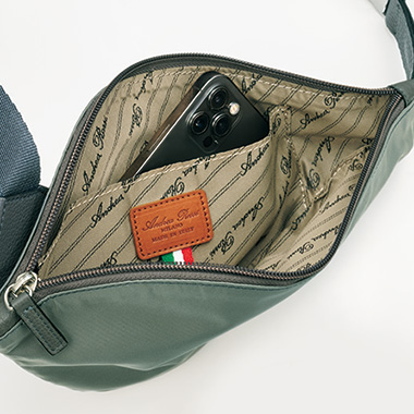 身につけたままスリムフィットボディバッグ