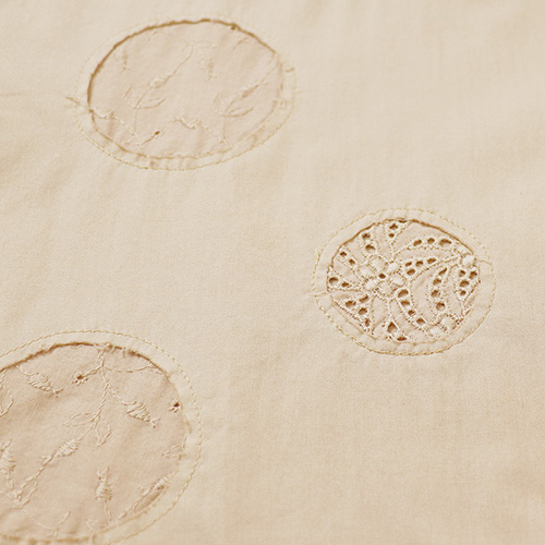 ドットモチーフ入りブラウス