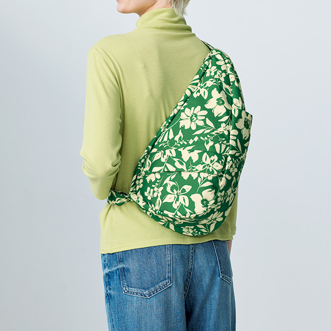 フラワー柄の背中に沿うボディバッグ