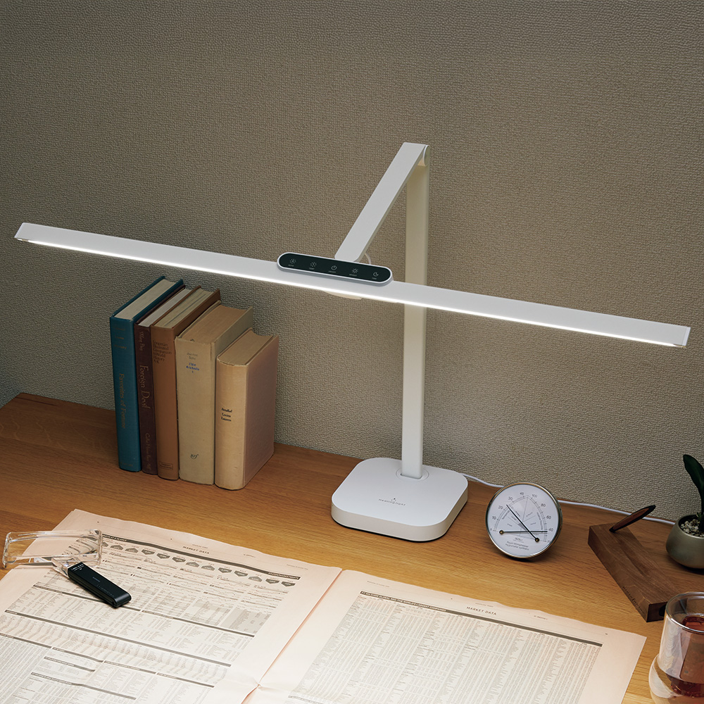 自然光に近いワイドLEDデスクライト